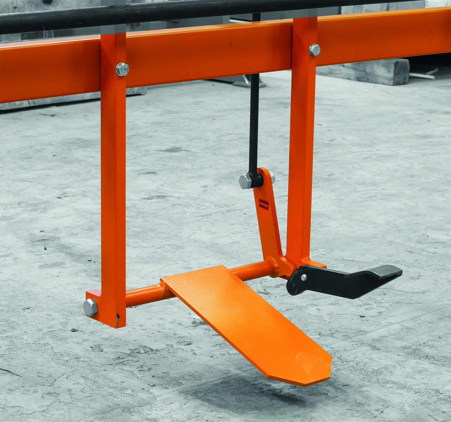 Ножные педали для прижима дублируют боковые рычаги и предназначены для поднятия и опускания верхней прижимной планки